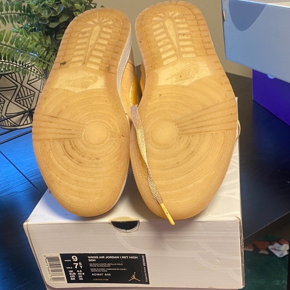 Jordan Women's Air Jordan 1 Mid Gold - Picture 3 of 5